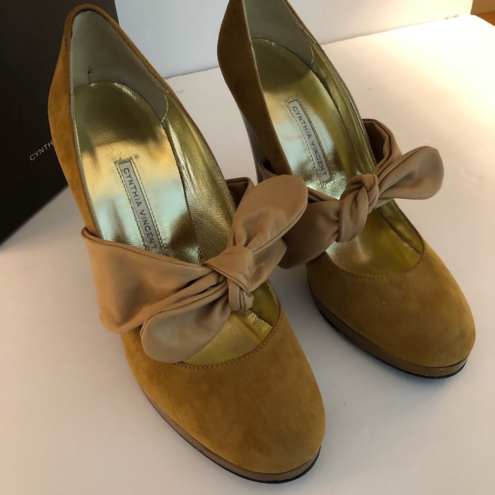 12th Street by Cynthia Vincent Suede Pump